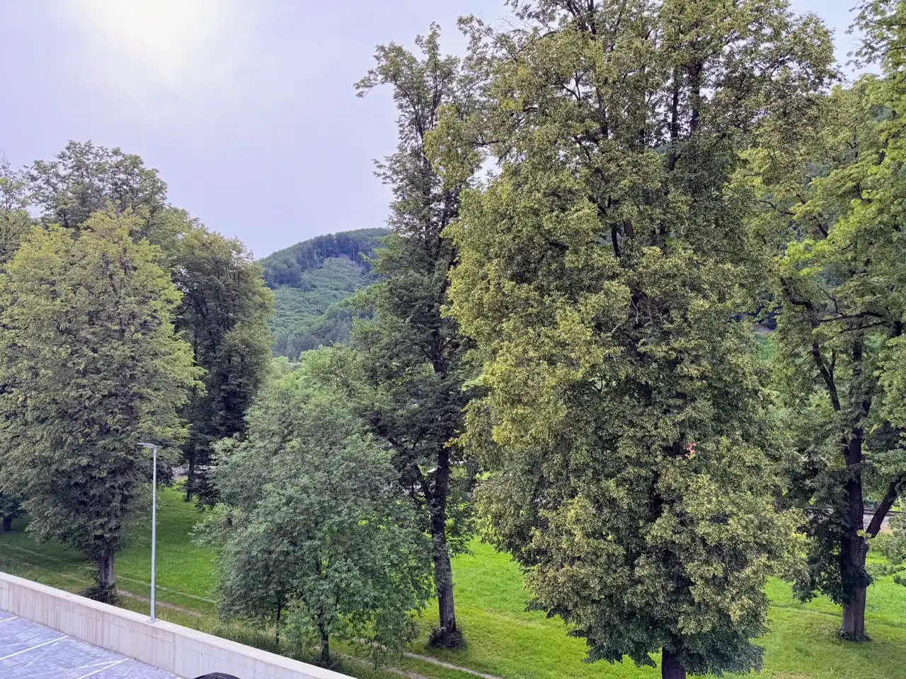 Balkónové zábradlie smerujúce do zelene