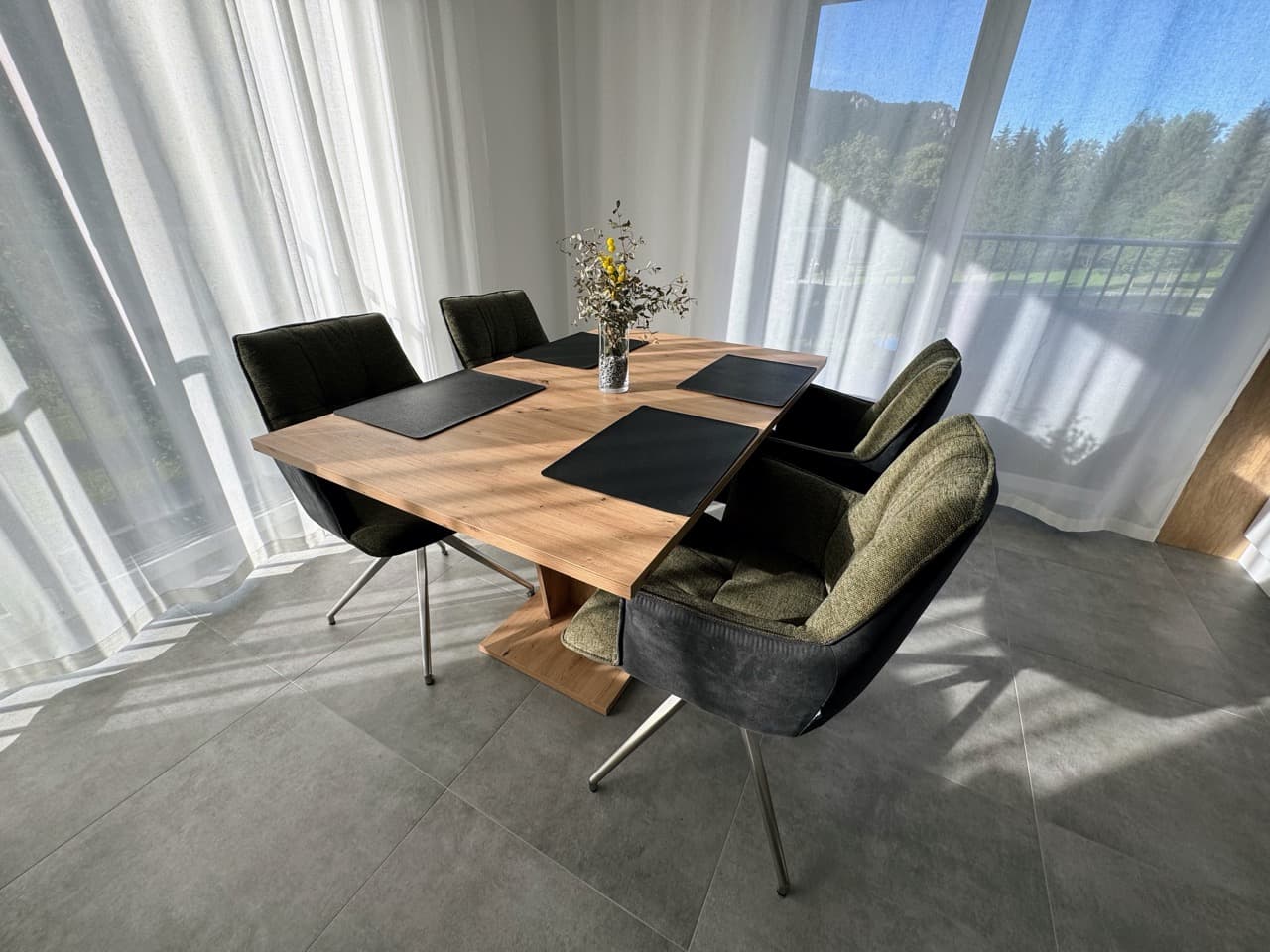 Jealenský stôl so sedením