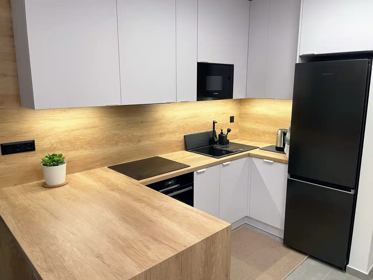 Obyvacia izba s televízorom a pohovkou