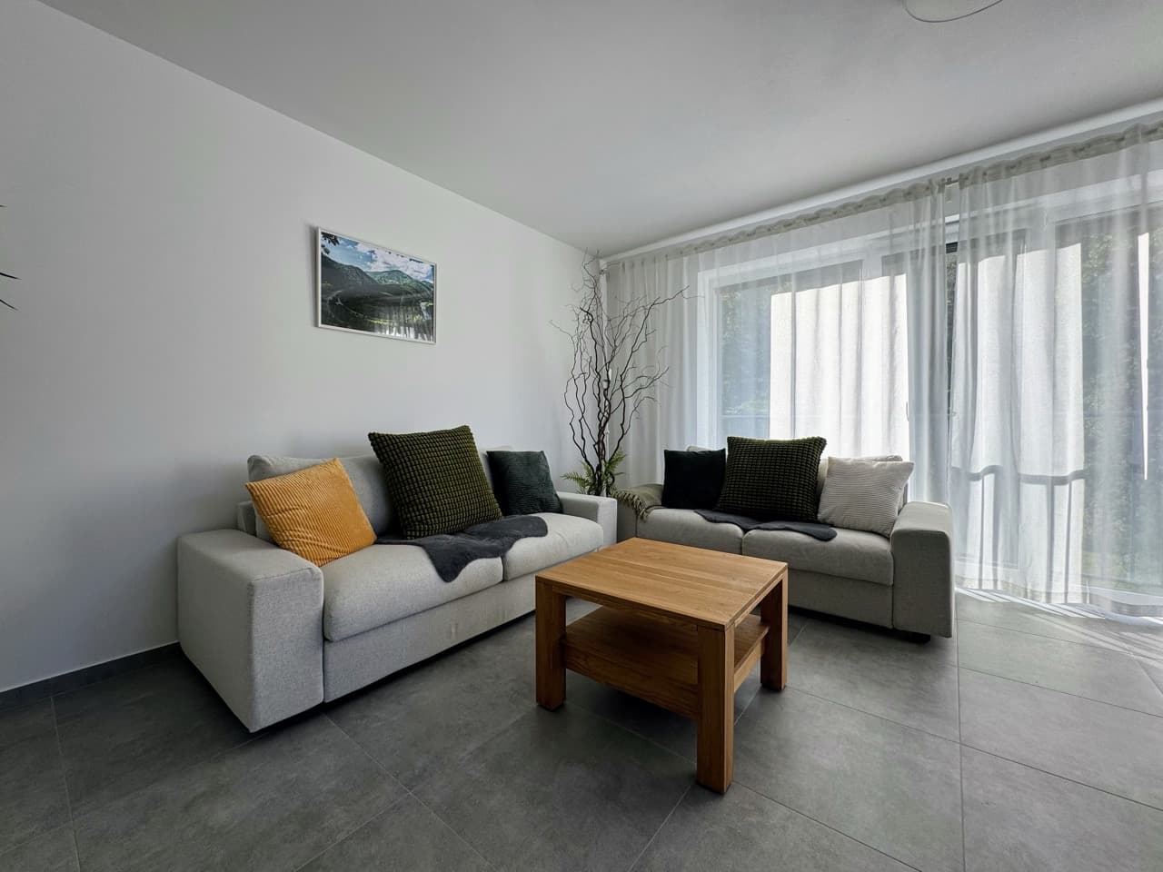 Obyvacia izba s televízorom a pohovkou